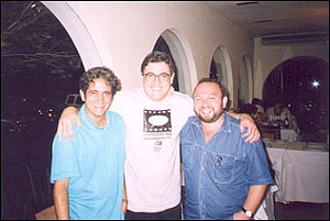 Sidney Gusman, ao centro, com os cartunistas de Recife Samuca e Miguel