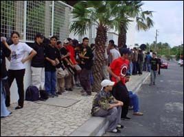 A fila cercou as laterais do Centro de Convenções de Fortaleza