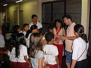 Lin fala com criançs durante evento no Piauí