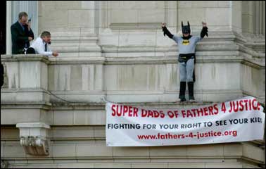 Integrante da Fathers 4 Justice fazprotesto no Palácio de Buckingham