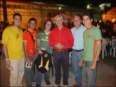 Manfredi e Julio Schneider ao lado de fãs alogoanos