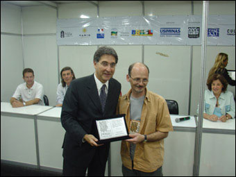 Fernando Pimentel entrega placa a Lourenço Mutarelli