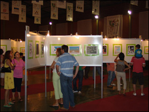 Público na Exposição dos Finalistas