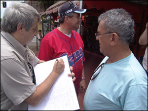 Yuri Ochakovsky dando um autógrafo