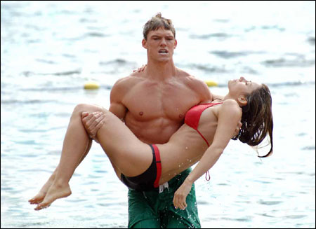 Alan Ritchson (Aquaman) e Erica Durance (Lois Lane)