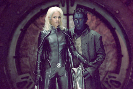 Halle Berry e Alan Cumming em X-Men 2