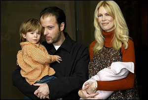 Matthew Vaughn, sua esposa Claudia Schiffer e seus filhos