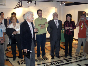 Exposição "O Mosquito": José Ruy (à frente) fala para os presentes sobre o chão personalizado