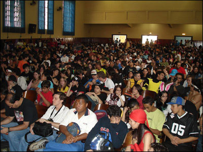 Teatro na hora do concurso de cosplay