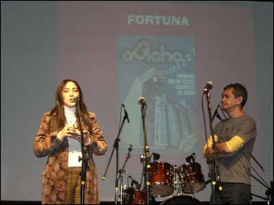 Anna Fortuna recebe o troféu que homenageou a obra de seu pai