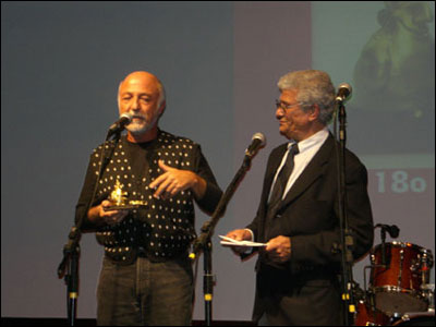 Fernando Coelho dos Santos, ganhador do troféu de Valorização da Linguagem do Quadrinho e do Humor Gráfico, pelo Primeiro Salão do Mackenzie, nos anos 70