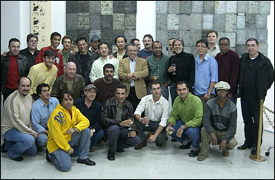 Mauricio de Sousa posa com seus funcionários - Foto: Sidney Gusman (todos os direitos reservados)