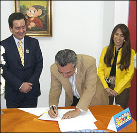 Mauricio de Sousa assina o contrato - Foto: Sidney Gusman (todos os direitos reservados)