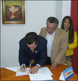 José Eduardo Severo Martins assina o contrato - Foto: Sidney Gusman (todos os direitos reservados)