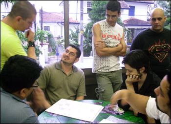 Joe Prado (de amarelo), Eddie Berganza e Renato Guedes (sentado e de camisa preta)