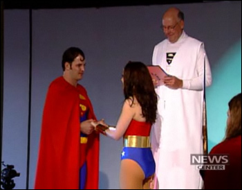 Superman e Mulher-Maravilha no altar com Jor-El