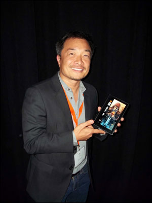 Jim Lee com o Kindle Fire