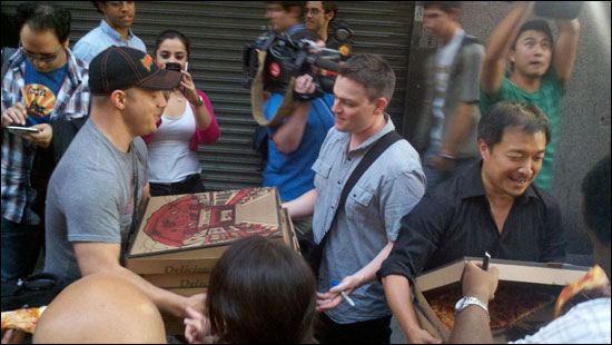 Jim Lee e Geoff Johns distribuindo pizza