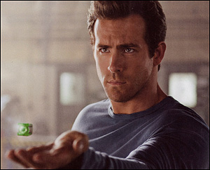 Ryan Reynolds no papel de Hal Jordan, em Lanterna Verde