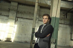 Iain De Caestecker, como o agente Leo Fitz