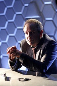 Peter MacNicol numa cena no episódio The Well, de Agentes da S.H.I.E.L.D.