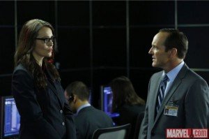 Saffron Burrows, como Victoria Hand, no episódio The Hub, de Agentes da S.H.I.E.L.D.