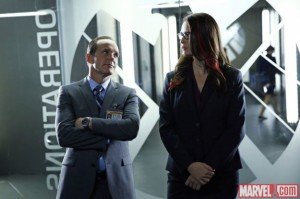 Saffron Burrows, como Victoria Hand, no episódio The Hub, de Agentes da S.H.I.E.L.D.