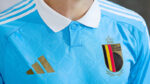 Detalhe da camisa do uniforme azul
